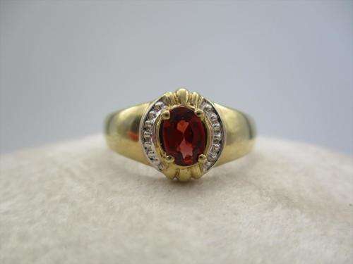Beautiful 9ct Yellow Gold and Garnet ring. Size: P 2.9grms