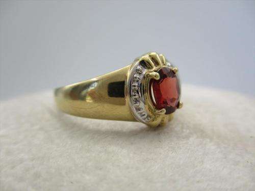 Beautiful 9ct Yellow Gold and Garnet ring. Size: P 2.9grms