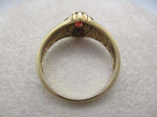 Beautiful 9ct Yellow Gold and Garnet ring. Size: P 2.9grms