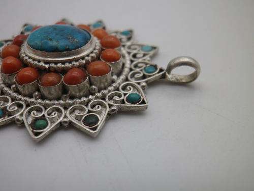 EXQUISITE Vintage Oval Silver, Turquoise and Coral Pendant. 4 x 3.5 cm  8 grms