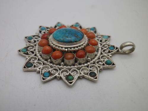 EXQUISITE Vintage Oval Silver, Turquoise and Coral Pendant. 4 x 3.5 cm  8 grms
