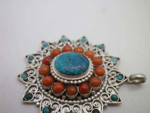 EXQUISITE Vintage Oval Silver, Turquoise and Coral Pendant. 4 x 3.5 cm  8 grms