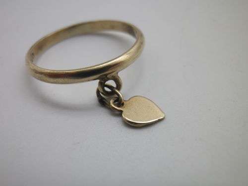 FOR EMILYCORNELIA ONLY PLEASE Hallmarked 9ct Yellow Gold dainty ring with little heart. Size: J 1/2