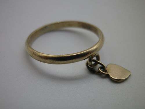 FOR EMILYCORNELIA ONLY PLEASE Hallmarked 9ct Yellow Gold dainty ring with little heart. Size: J 1/2
