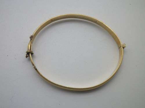 FOR PRANAI ONLY PLEASE!! Vintage 9ct Gold clip bangle with bronze core.