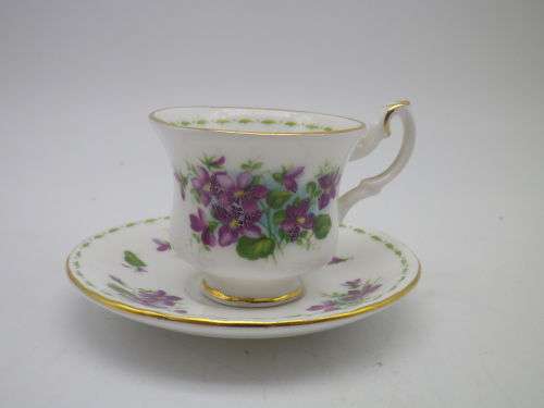 ROYAL ALBERT MINIATURE`VIOLETS` FEBRUARY `FLOWER OF THE MONTH SERIES` DUO