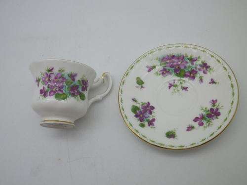 ROYAL ALBERT MINIATURE`VIOLETS` FEBRUARY `FLOWER OF THE MONTH SERIES` DUO