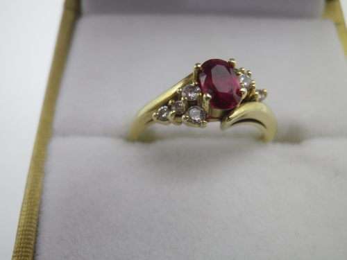 Beautiful 14ct Gold, Ruby and Diamond Ring. 2.5g