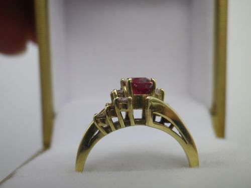 Beautiful 14ct Gold, Ruby and Diamond Ring. 2.5g