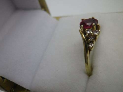 Beautiful 14ct Gold, Ruby and Diamond Ring. 2.5g