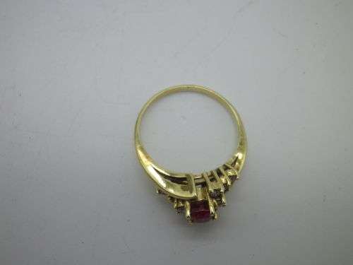Beautiful 14ct Gold, Ruby and Diamond Ring. 2.5g