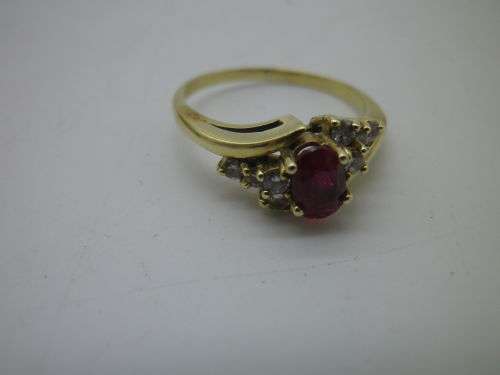 Beautiful 14ct Gold, Ruby and Diamond Ring. 2.5g