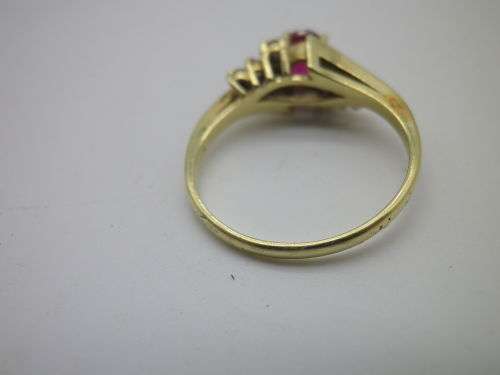 Beautiful 14ct Gold, Ruby and Diamond Ring. 2.5g