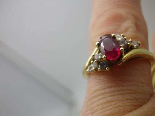 Beautiful 14ct Gold, Ruby and Diamond Ring. 2.5g