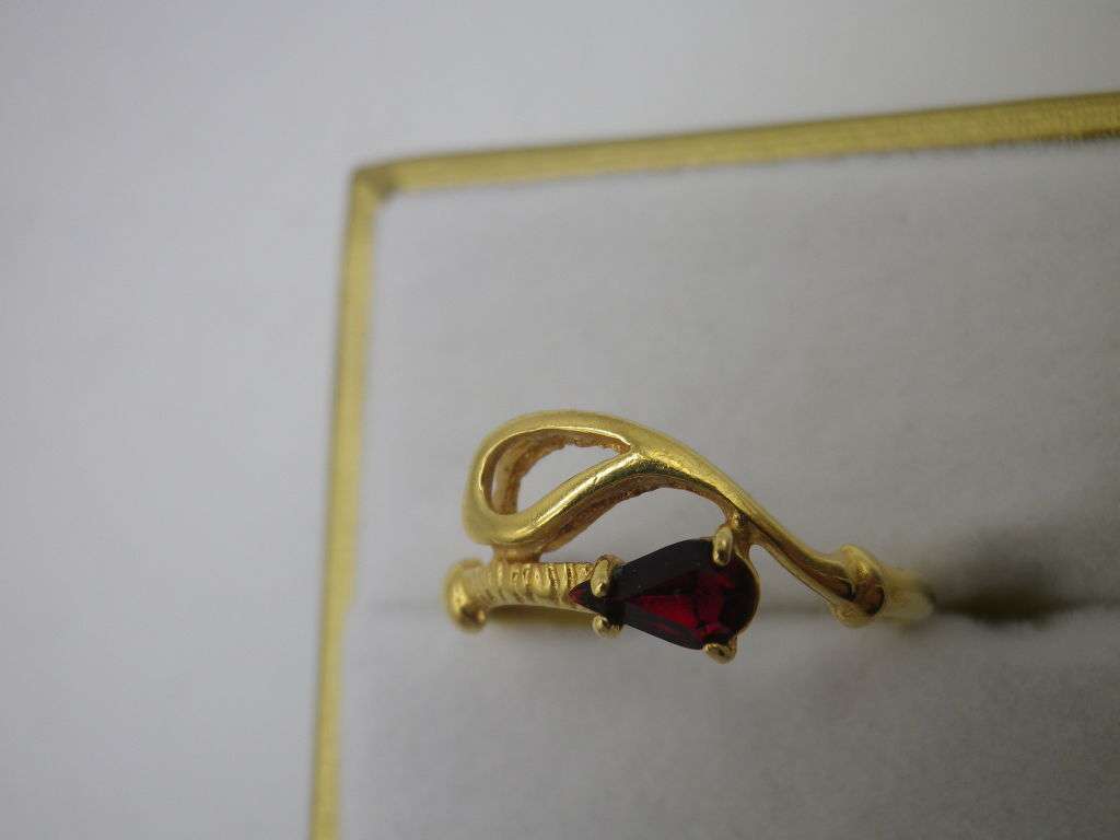 18ct Gold ring with red pear shaped stone- possibly Ruby. Size N. Approx 2grms