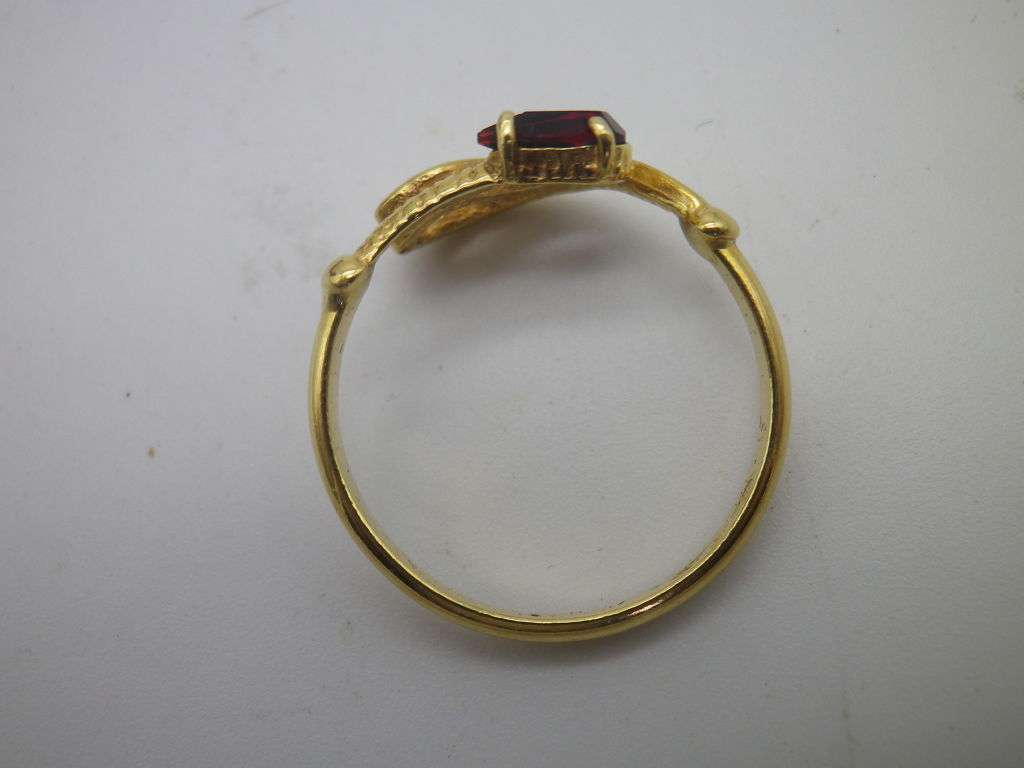 18ct Gold ring with red pear shaped stone- possibly Ruby. Size N. Approx 2grms