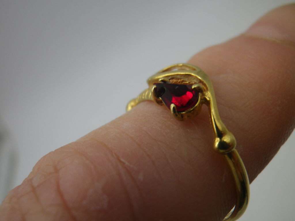 18ct Gold ring with red pear shaped stone- possibly Ruby. Size N. Approx 2grms