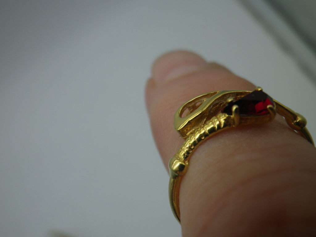 18ct Gold ring with red pear shaped stone- possibly Ruby. Size N. Approx 2grms