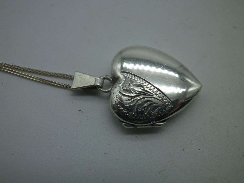 Beautiful HALLMARKED SILVER HEART LOCKET Birmingham 1981 2.8 x2cm 925 silver chain