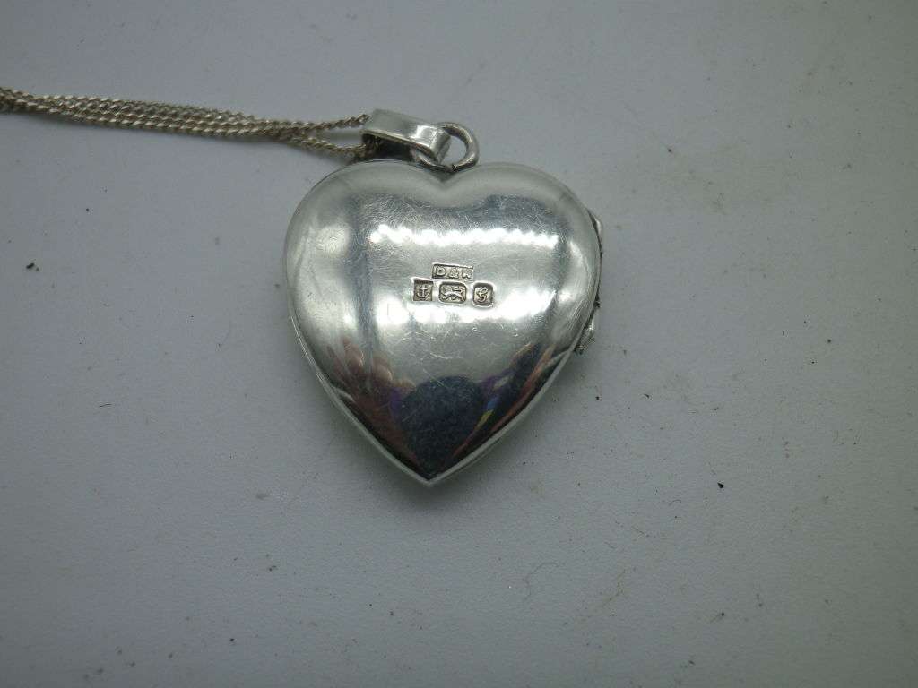 Beautiful HALLMARKED SILVER HEART LOCKET Birmingham 1981 2.8 x2cm 925 silver chain