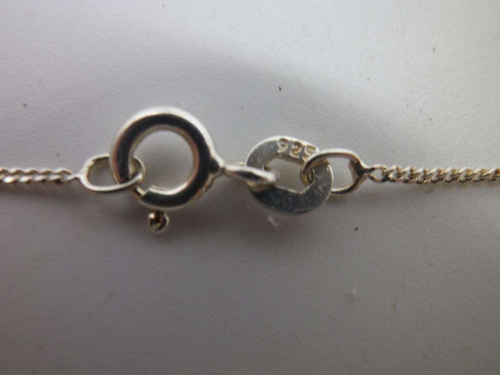 Beautiful HALLMARKED SILVER HEART LOCKET Birmingham 1981 2.8 x2cm 925 silver chain