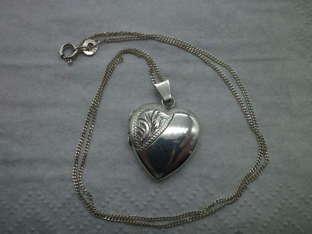 Beautiful HALLMARKED SILVER HEART LOCKET Birmingham 1981 2.8 x2cm 925 silver chain