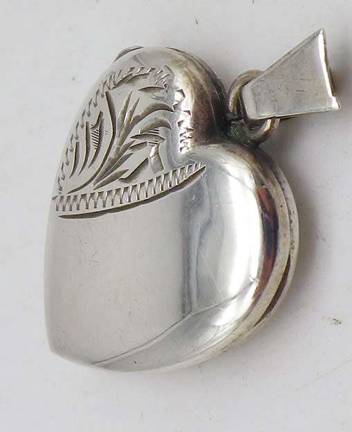 Beautiful HALLMARKED SILVER HEART LOCKET Birmingham 1981 2.8 x2cm 925 silver chain
