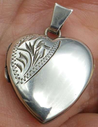 Beautiful HALLMARKED SILVER HEART LOCKET Birmingham 1981 2.8 x2cm 925 silver chain