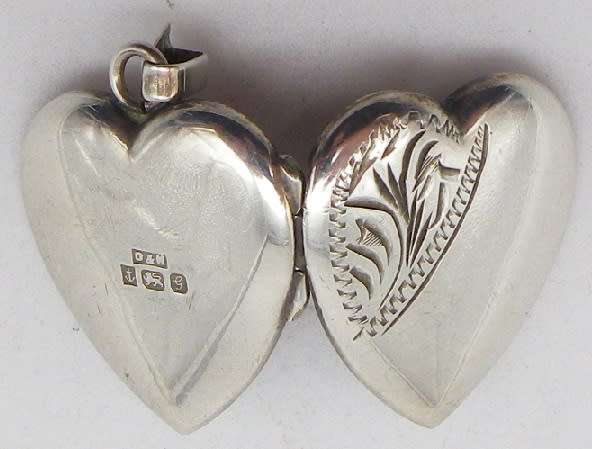 Beautiful HALLMARKED SILVER HEART LOCKET Birmingham 1981 2.8 x2cm 925 silver chain