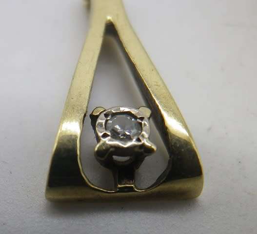 9ct gold pendant with 0.05ct diamond 0.8grams 1.7x0.8cm