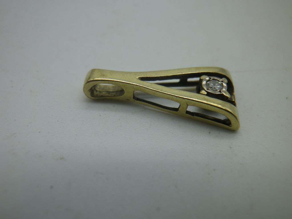 9ct gold pendant with 0.05ct diamond 0.8grams 1.7x0.8cm