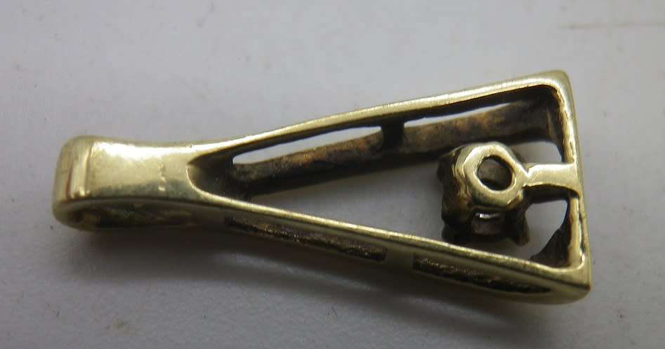 9ct gold pendant with 0.05ct diamond 0.8grams 1.7x0.8cm