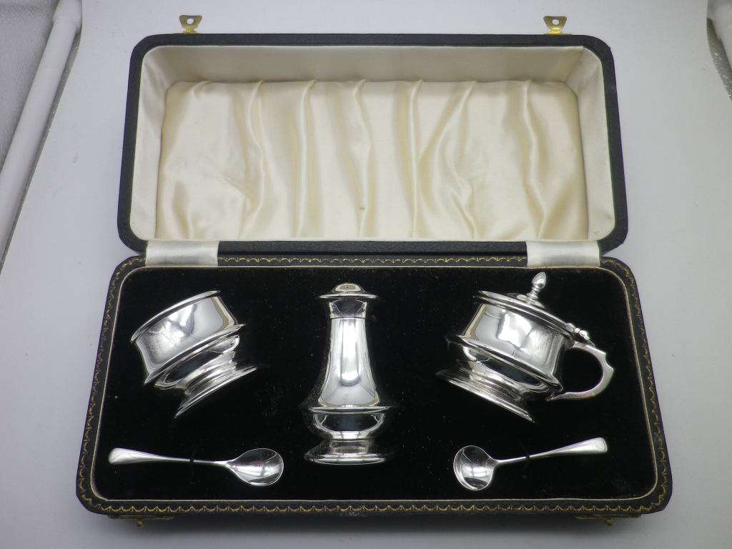 Hallmarked Sterling Silver Boxed Cruet set. Birmingham, 1956 Joseph Gloster Ltd. Superb