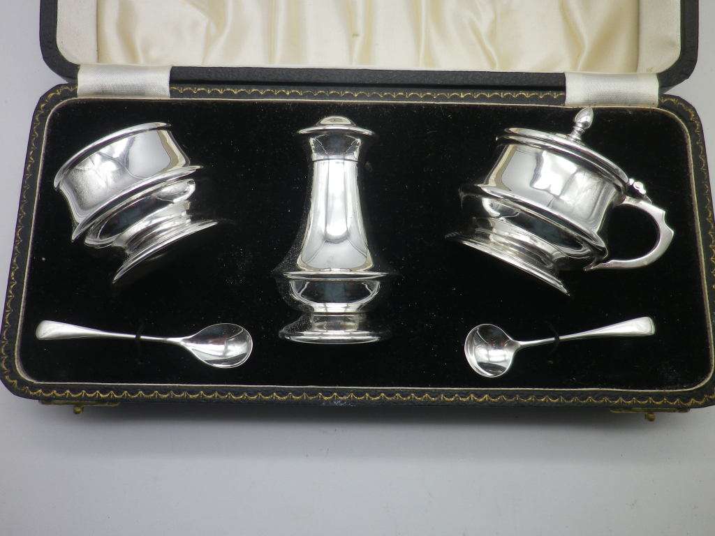 Hallmarked Sterling Silver Boxed Cruet set. Birmingham, 1956 Joseph Gloster Ltd. Superb