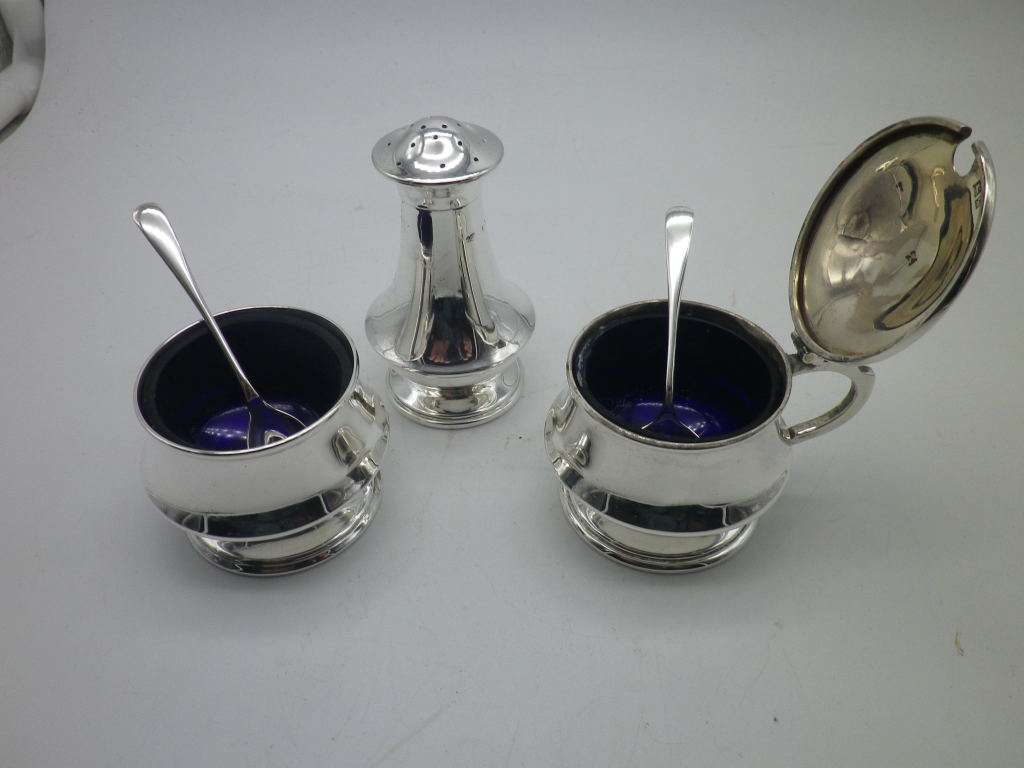 Hallmarked Sterling Silver Boxed Cruet set. Birmingham, 1956 Joseph Gloster Ltd. Superb