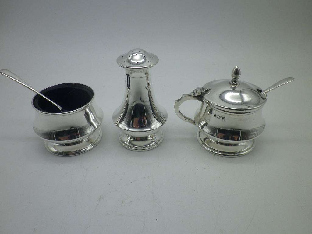 Hallmarked Sterling Silver Boxed Cruet set. Birmingham, 1956 Joseph Gloster Ltd. Superb