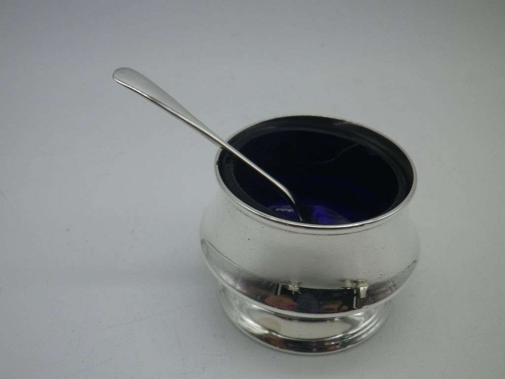 Hallmarked Sterling Silver Boxed Cruet set. Birmingham, 1956 Joseph Gloster Ltd. Superb