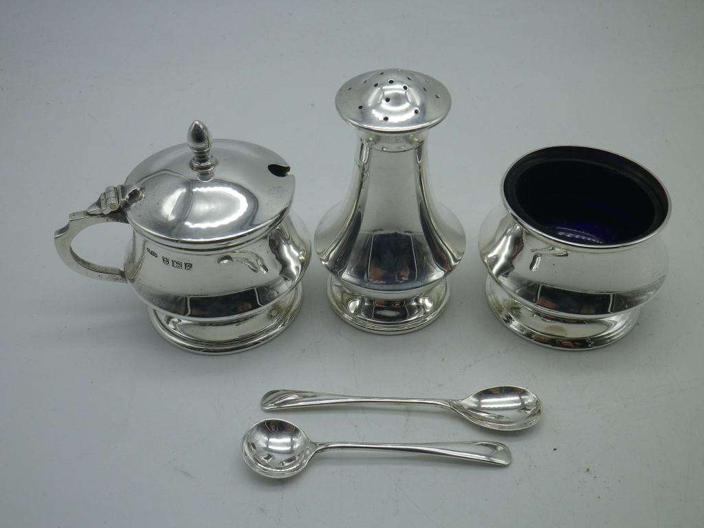Hallmarked Sterling Silver Boxed Cruet set. Birmingham, 1956 Joseph Gloster Ltd. Superb