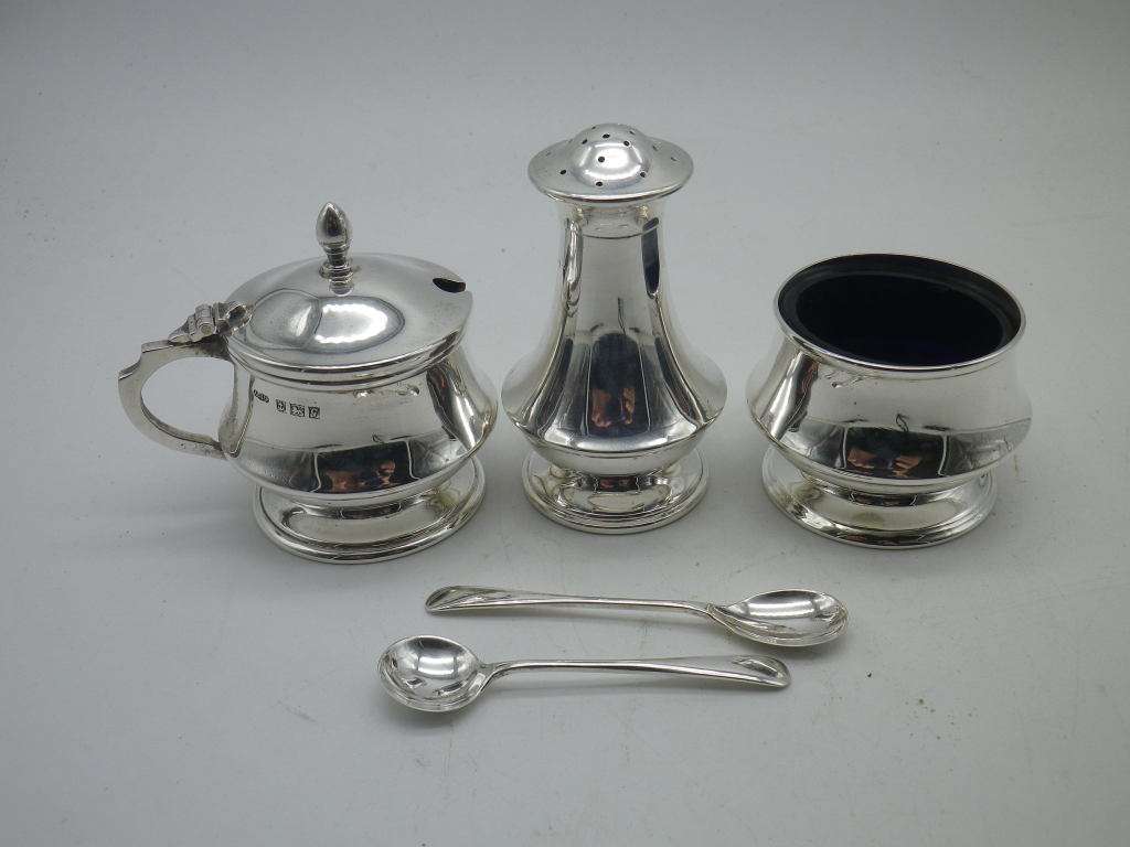 Hallmarked Sterling Silver Boxed Cruet set. Birmingham, 1956 Joseph Gloster Ltd. Superb
