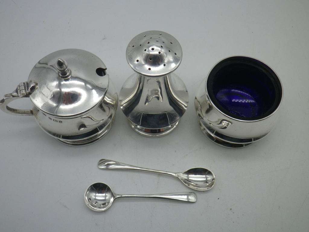 Hallmarked Sterling Silver Boxed Cruet set. Birmingham, 1956 Joseph Gloster Ltd. Superb