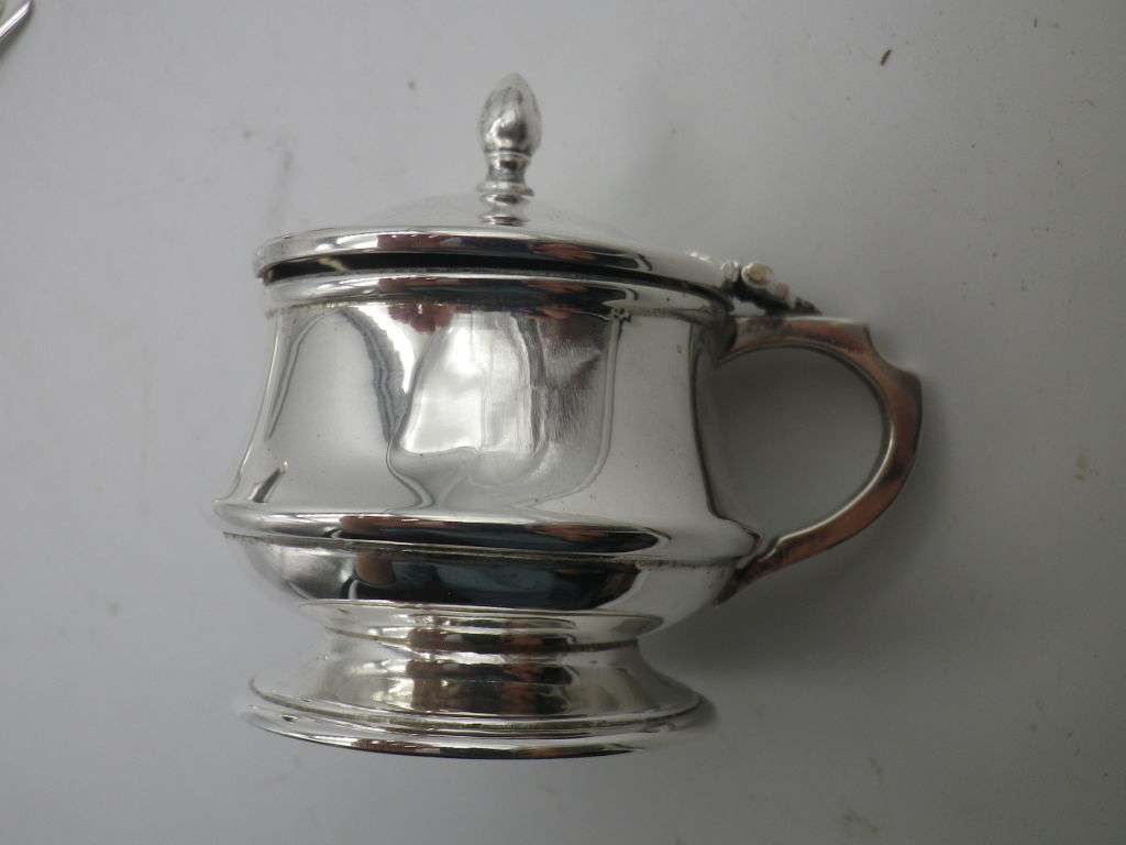 Hallmarked Sterling Silver Boxed Cruet set. Birmingham, 1956 Joseph Gloster Ltd. Superb