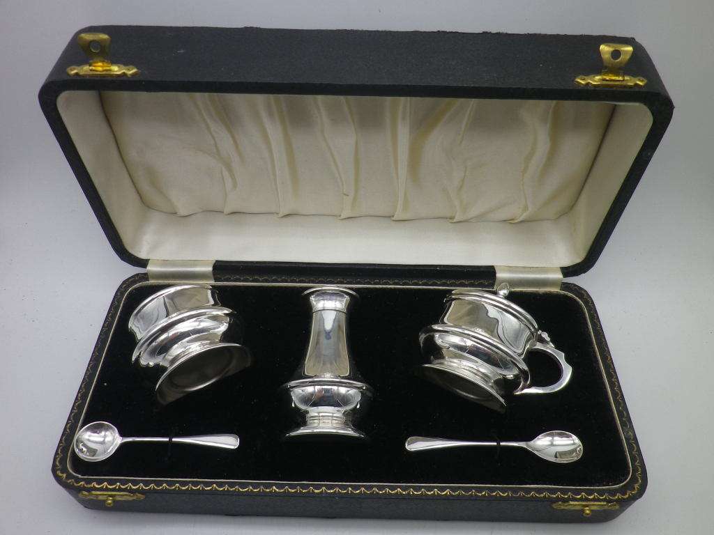 Hallmarked Sterling Silver Boxed Cruet set. Birmingham, 1956 Joseph Gloster Ltd. Superb
