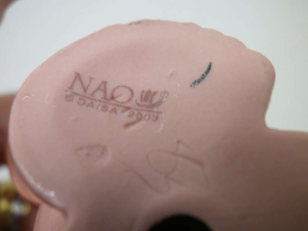 ADORABLE CHEEKY CHERUB ANGEL CERAMIC ORNAMENT NAO SPAIN Daisa 2003   7x6cm