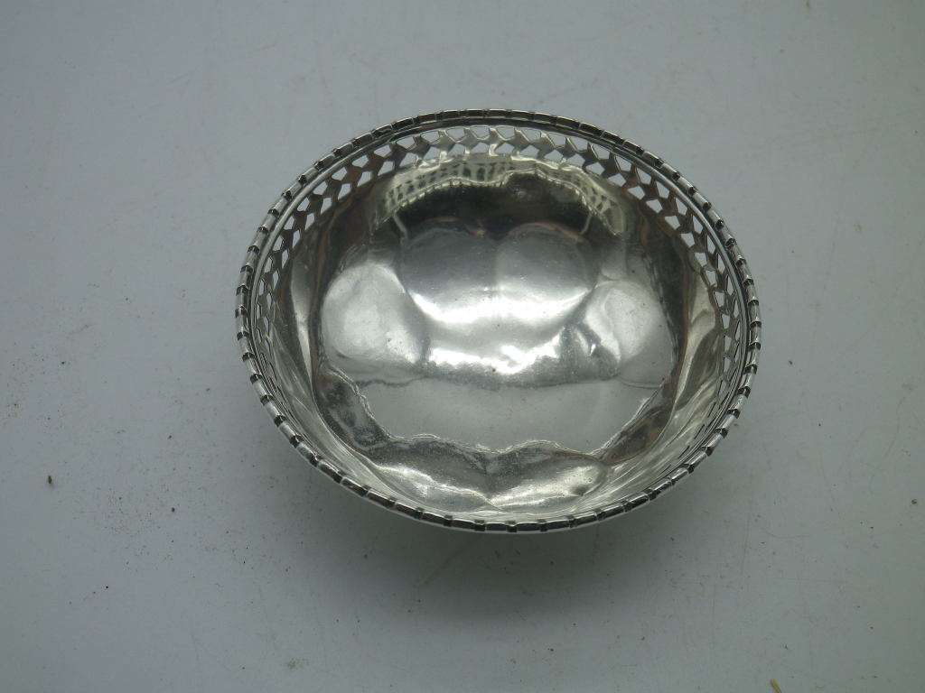 Hallmarked Sterling Silver Small round ring dish. London, 1920 Asprey &Co Ltd 23grms 6.7 x3cm