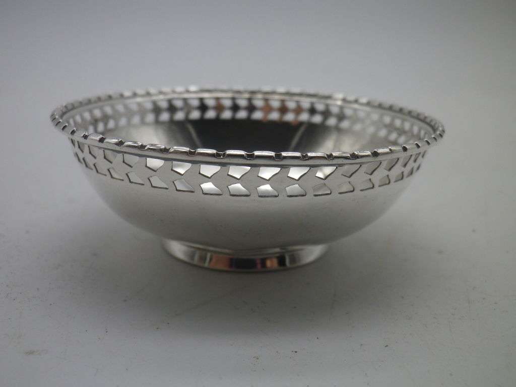 Hallmarked Sterling Silver Small round ring dish. London, 1920 Asprey &Co Ltd 23grms 6.7 x3cm