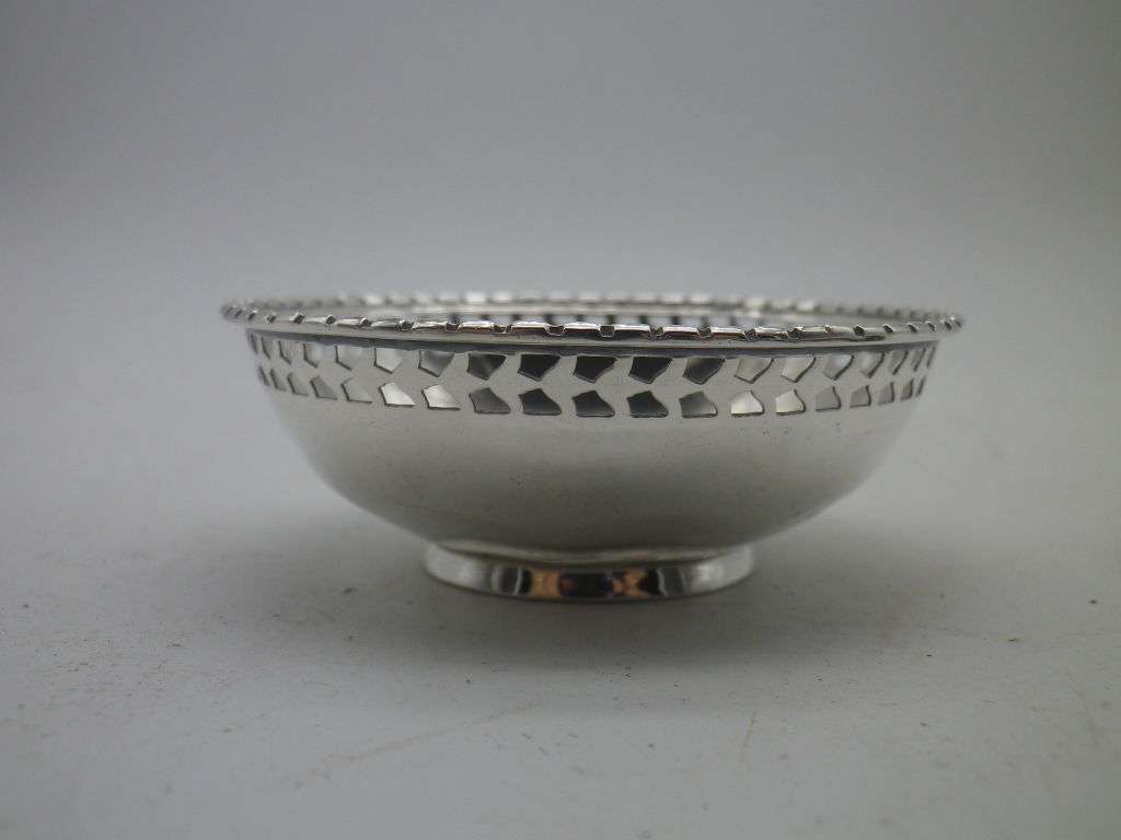 Hallmarked Sterling Silver Small round ring dish. London, 1920 Asprey &Co Ltd 23grms 6.7 x3cm