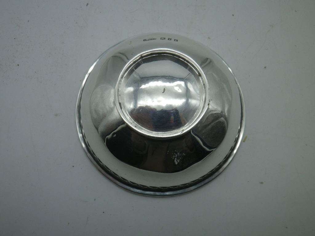 Hallmarked Sterling Silver Small round ring dish. London, 1920 Asprey &Co Ltd 23grms 6.7 x3cm