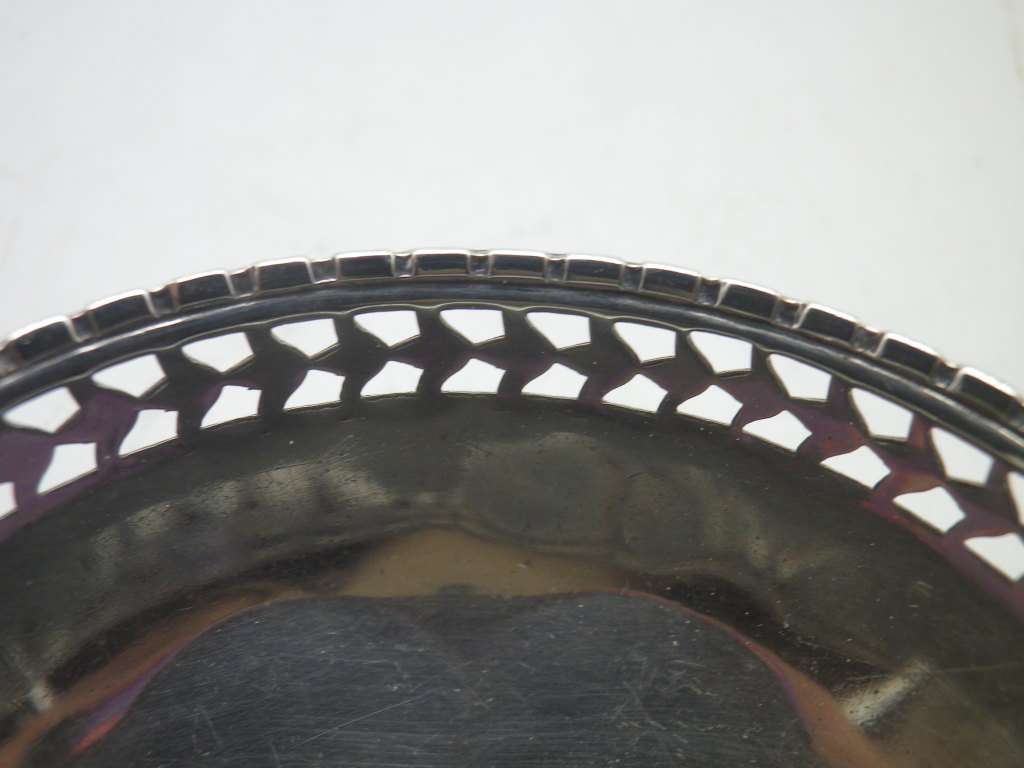 Hallmarked Sterling Silver Small round ring dish. London, 1920 Asprey &Co Ltd 23grms 6.7 x3cm