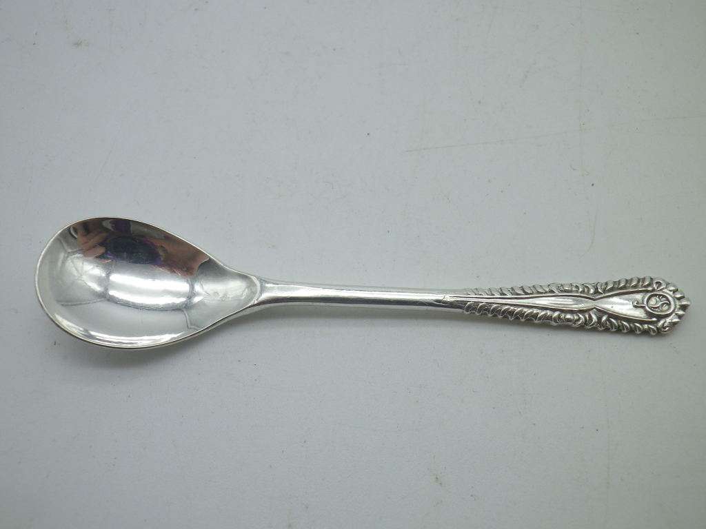 Hallmarked silver salt spoon. Birmingham 1975. Blow & co. approx 7.2cm. approx 5 g