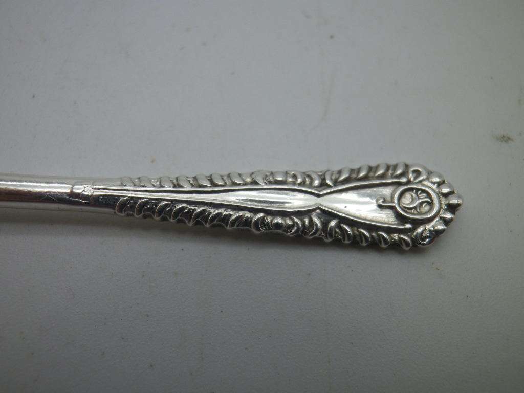 Hallmarked silver salt spoon. Birmingham 1975. Blow & co. approx 7.2cm. approx 5 g